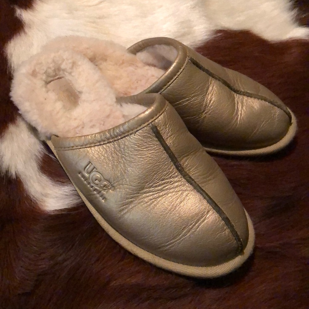 UGG slippers. VVGUC